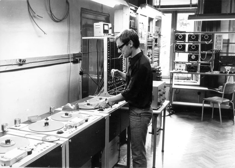 Konrad Boehmer in de Studio voor Elektronische Muziek van de RU Utrecht